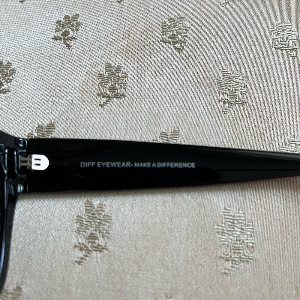 Diff Sunglasses Model “Zoe” Excellent Condition - image 6